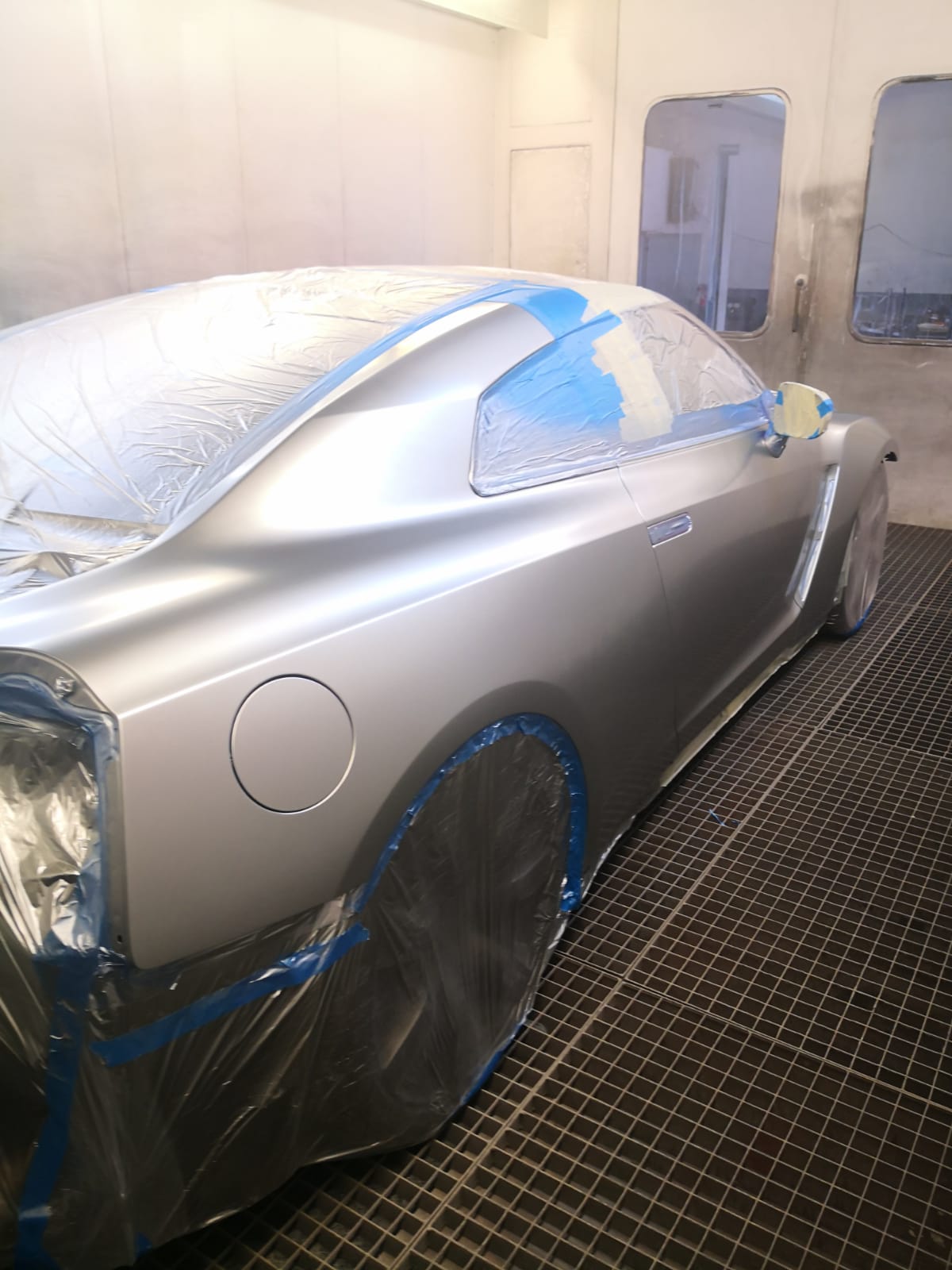 Nissan GT-R abgeklebt und mit Folie maskiert für die Spritzlackierung bei TUNA