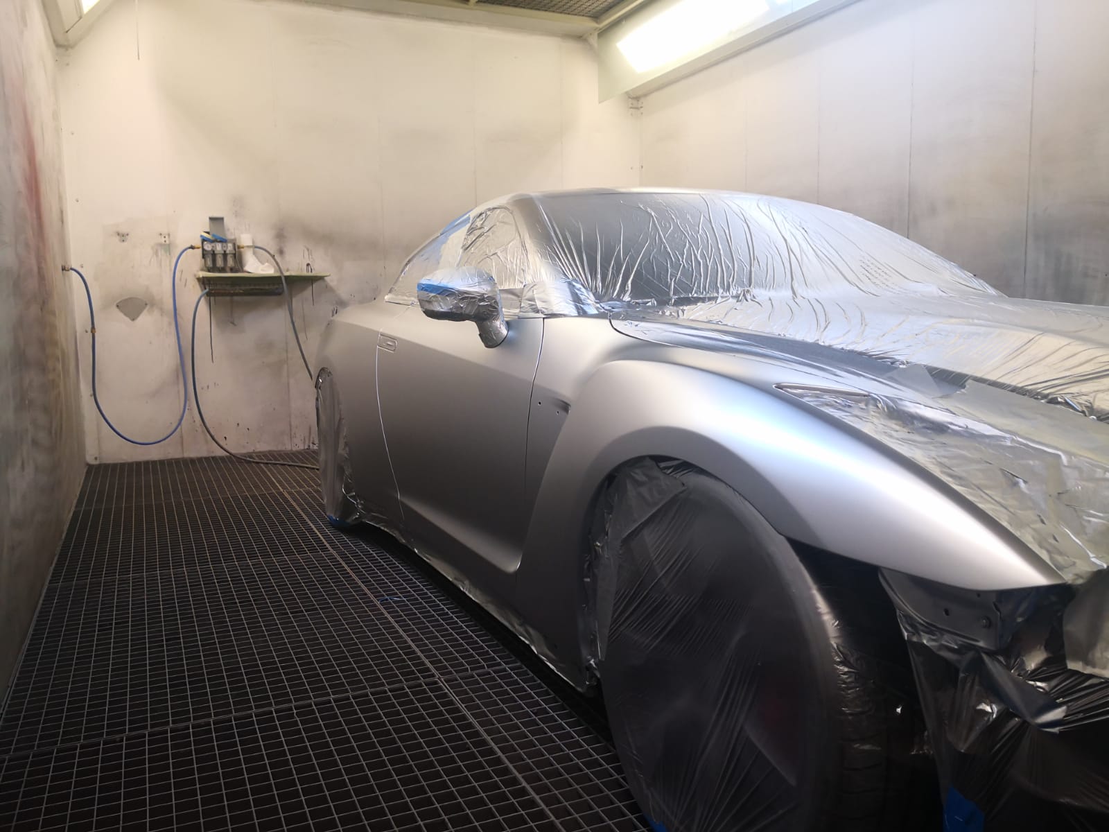 Silberner Nissan GT-R abgeklebt und mitten in der Lackierung in der TUNA Spritzkabine