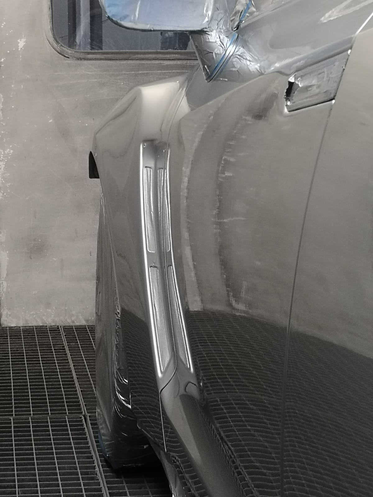 Lackierarbeiten, frisch lackiertes Heckseitenteil eines Nissan GT-R