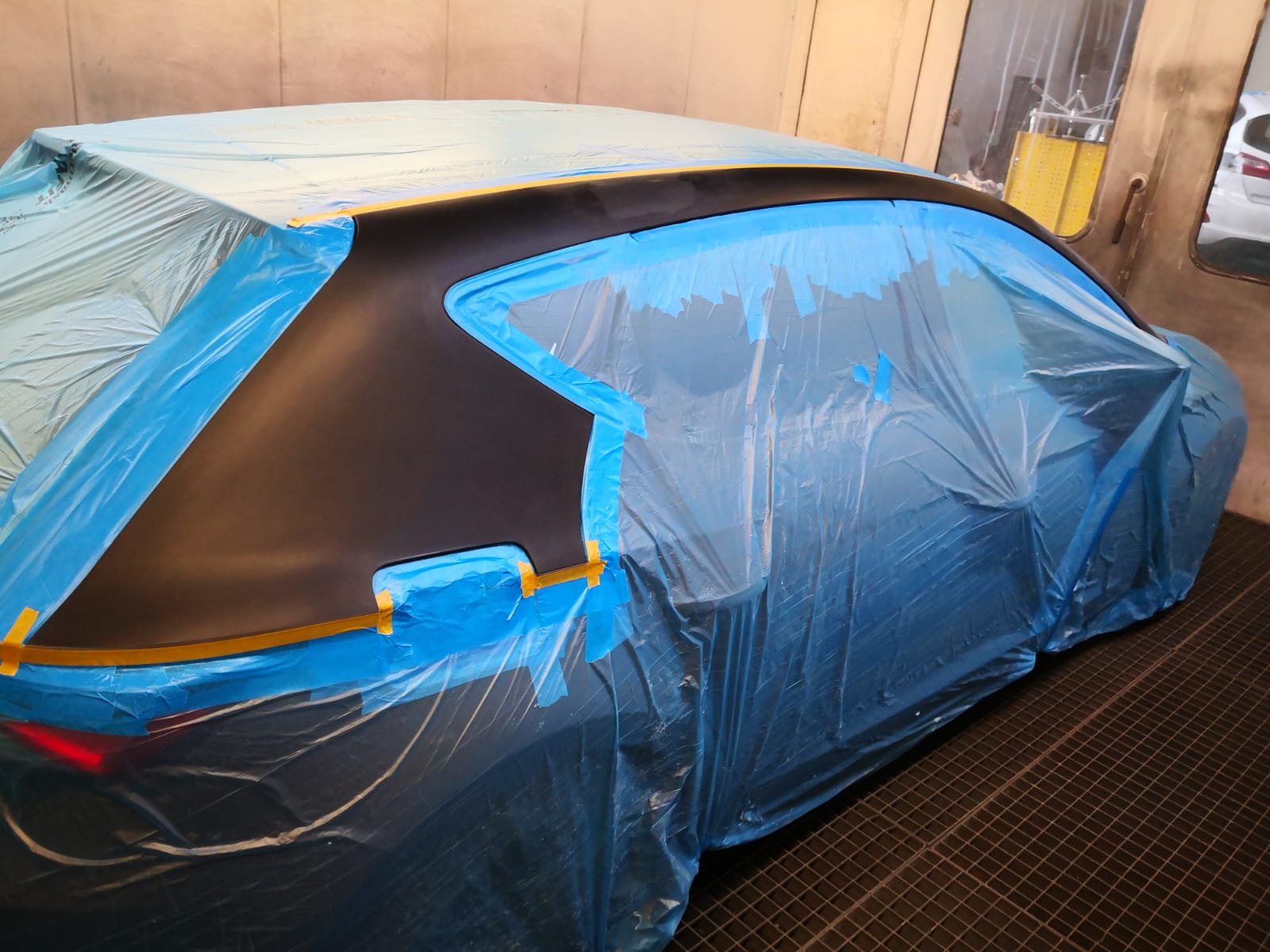 Coupé-Dach abgeklebt für mattschwarze Lackierung bei TUNA Fahrzeugtechnik