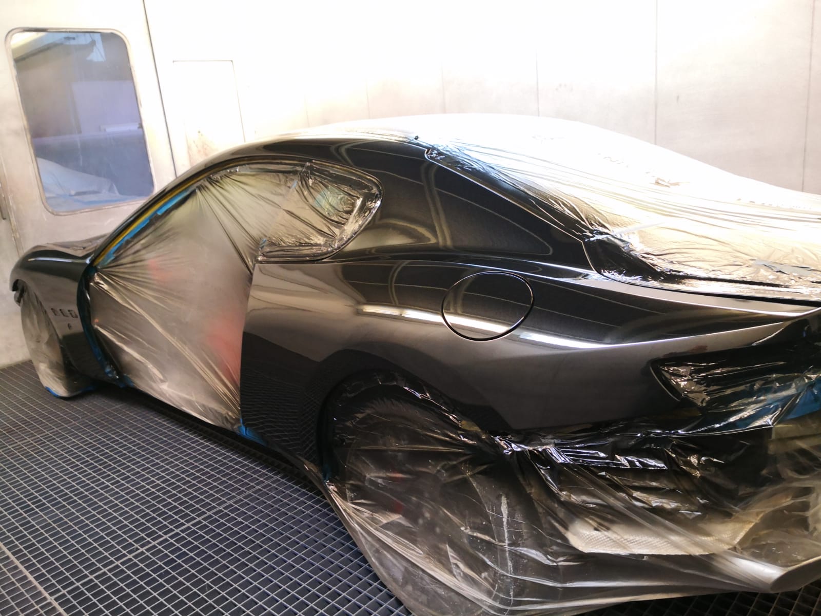 Schwarzes Coupé Heckseite abgeklebt für Lackierung bei TUNA Fahrzeugtechnik
