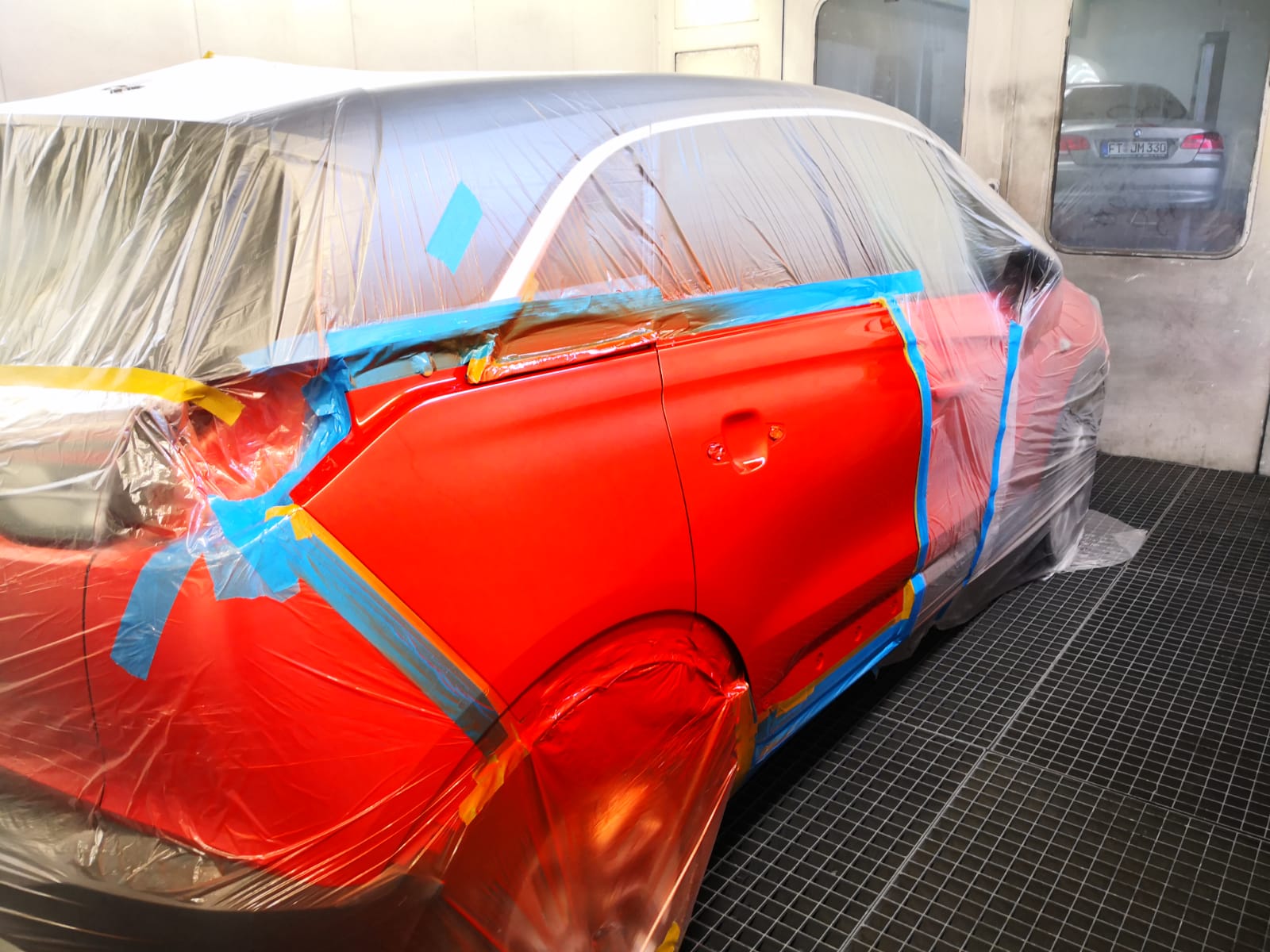 Rotes SUV mit abgeklebter Seitentür für die Lackausbesserung bei TUNA Werkstatt