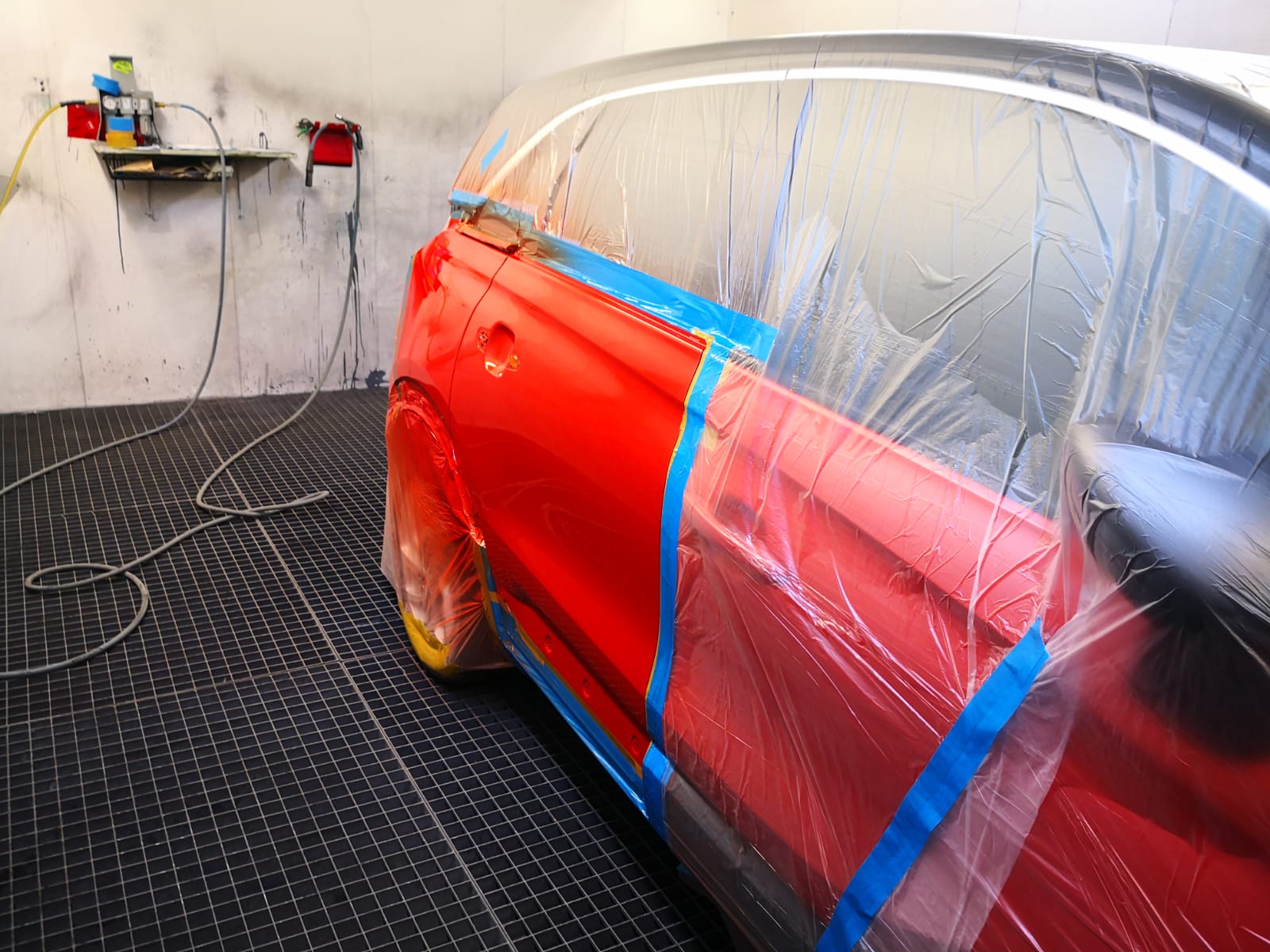 Rote Türfüllung abgeklebt für Lackausbesserung bei TUNA Fahrzeugtechnik Hockenheim