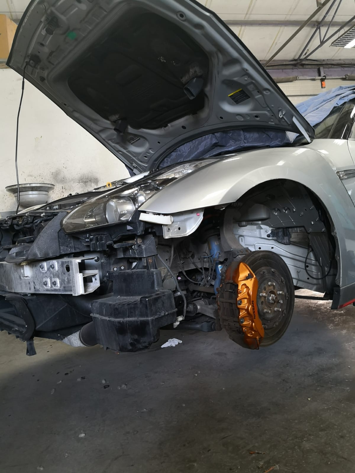 Kfz-Mechanikerarbeiten bei TUNA: Front zerlegt, Bremssattel und Motorraum für Reparatur freigelegt